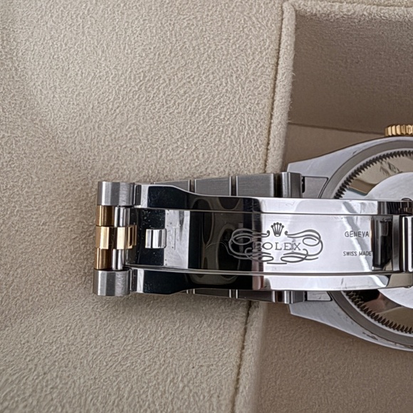 Authentic Rolex Datejust 126233 Gold and Silver Jubilee Bracelet Gold Bezel 2022 - Picture 11 of 15